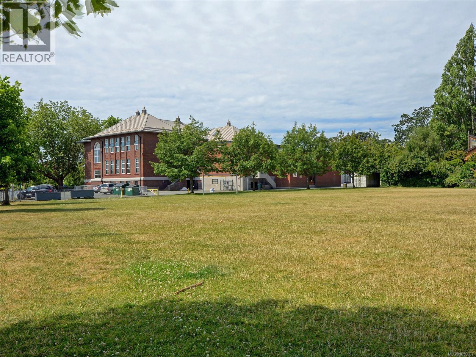 2390 Musgrave St - 44