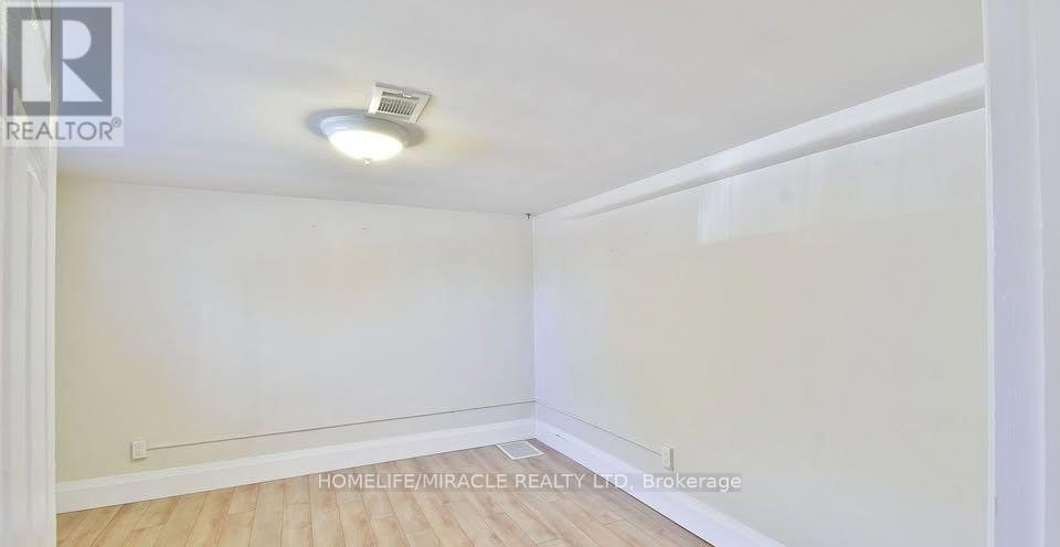 584 Montgomery Street, Oshawa, ON photo 5