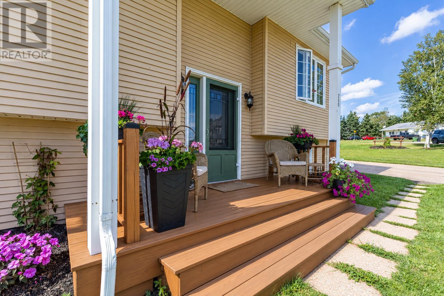 200 WESTRIDGE Crescent - 2