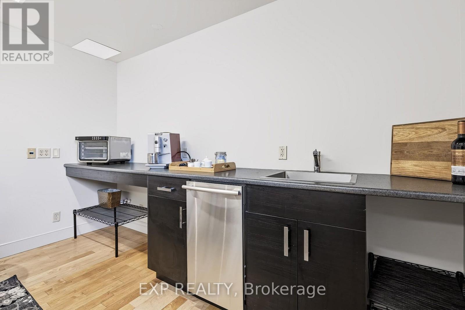 UNIT 1 LEVEL 1 - 122 GUIGUES AVENUE W - 19