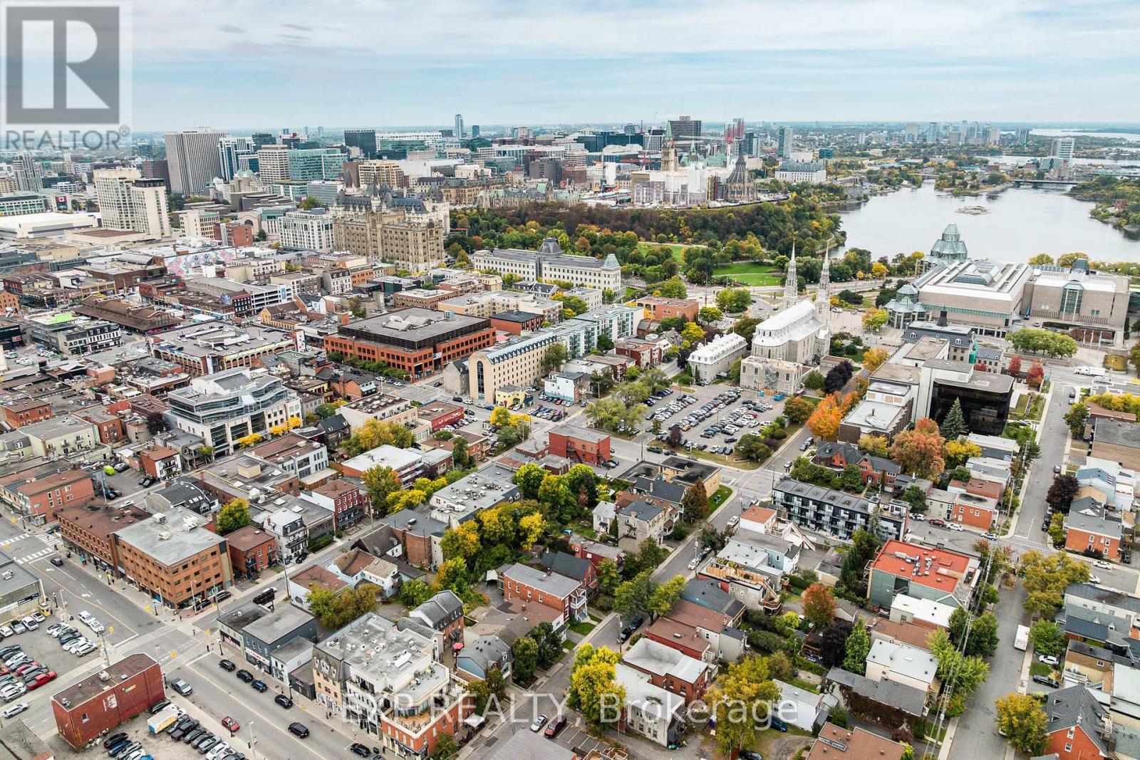 UNIT 1 LEVEL 1 - 122 GUIGUES AVENUE W - 36