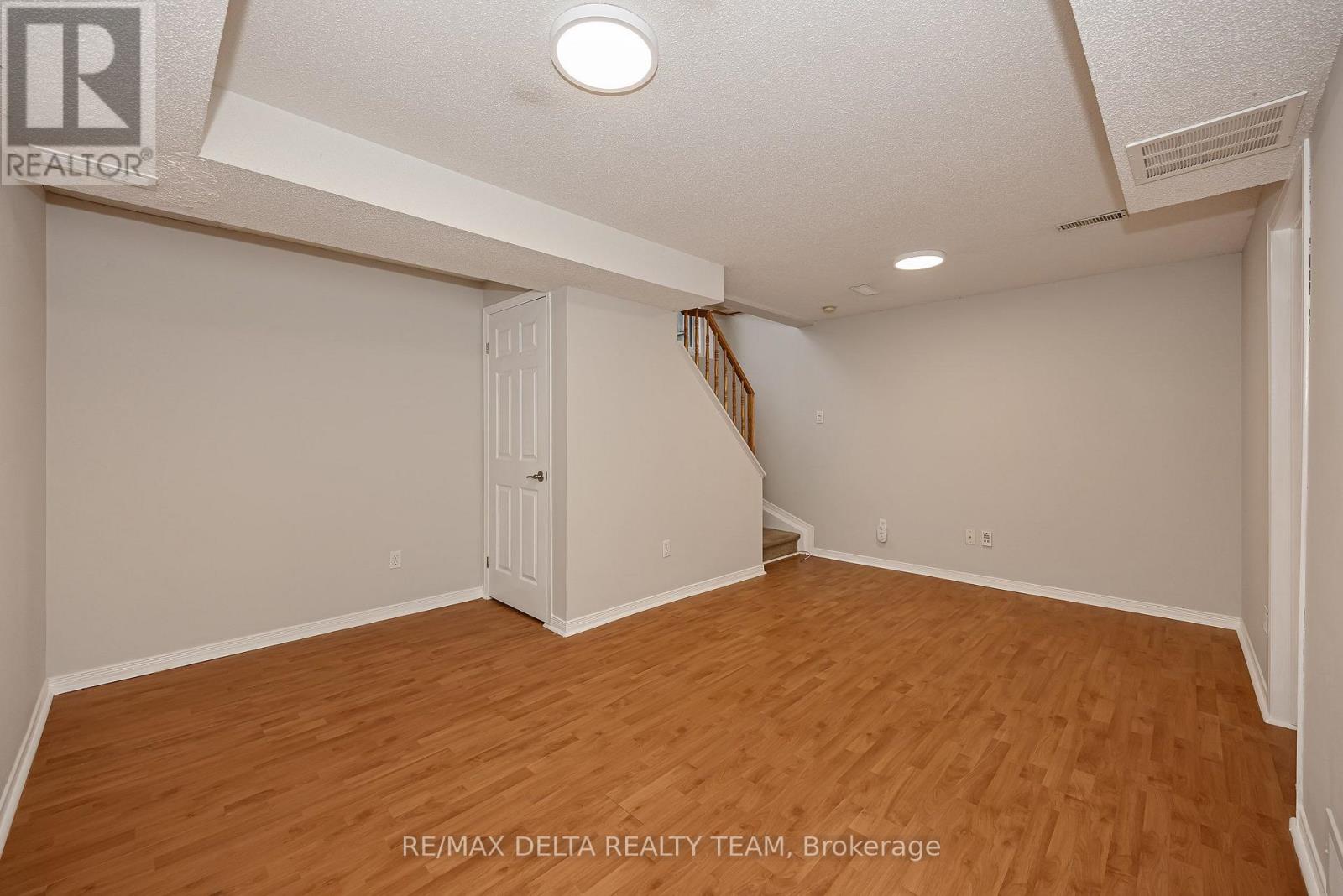 858 COMO CRESCENT - Image 26