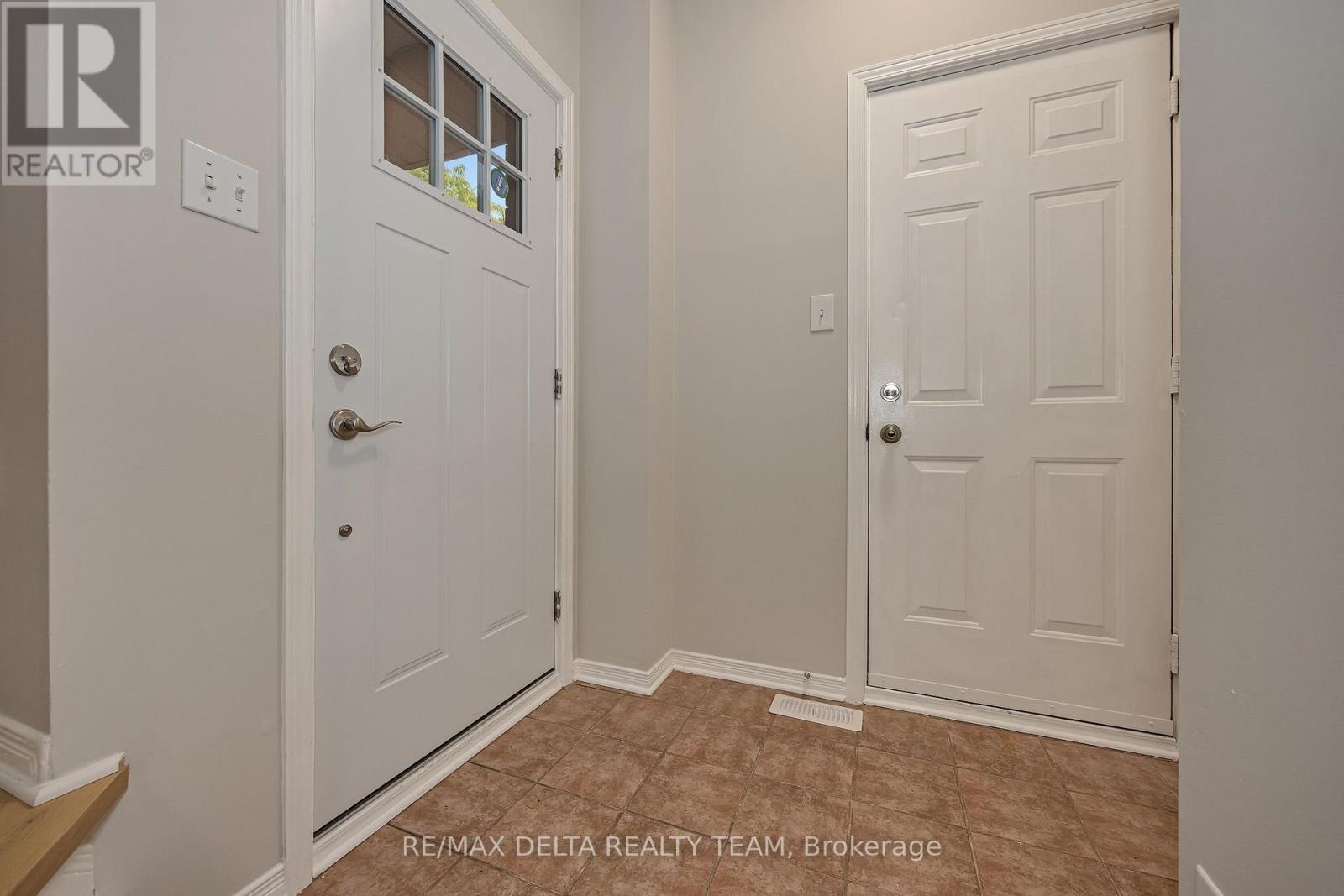 858 COMO CRESCENT - 3