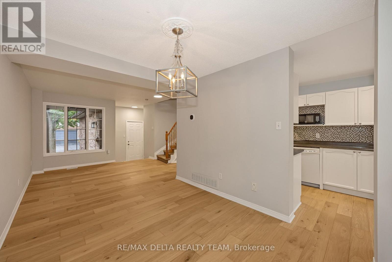 858 COMO CRESCENT - 9