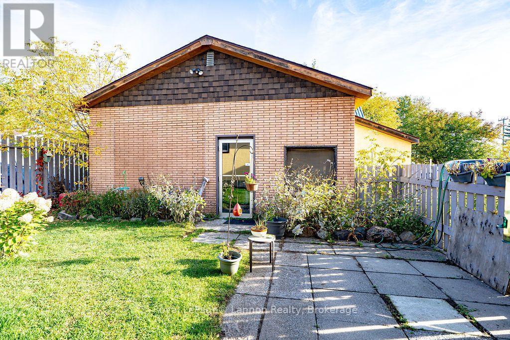 210 POWLEY STREET - Image 35