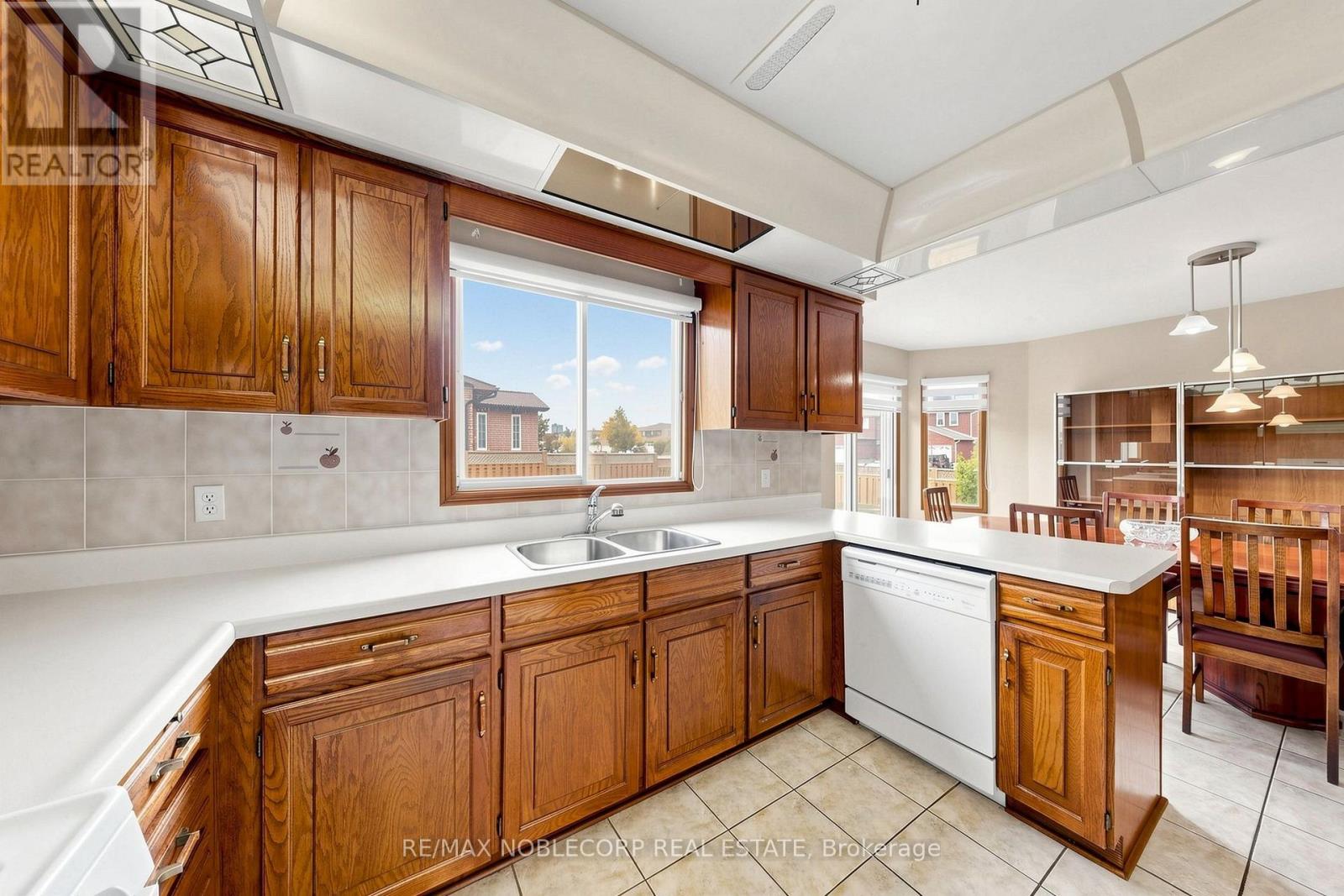 162 VENETIAN CRESCENT - 13