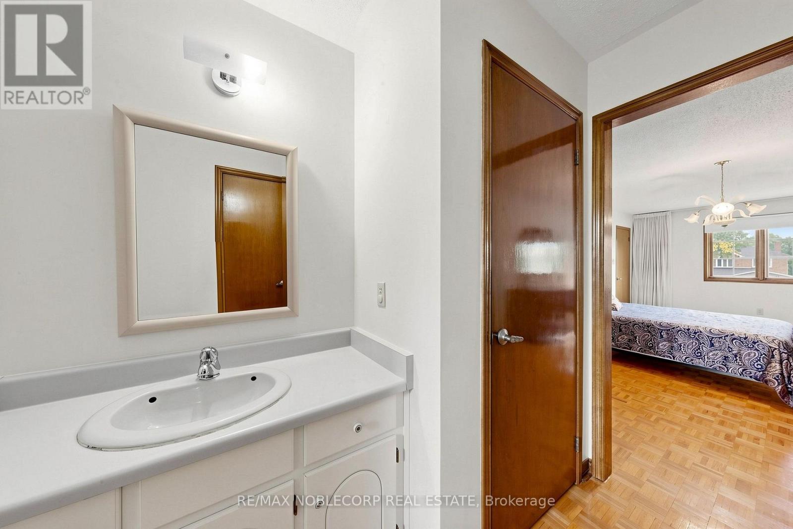 162 VENETIAN CRESCENT - 22