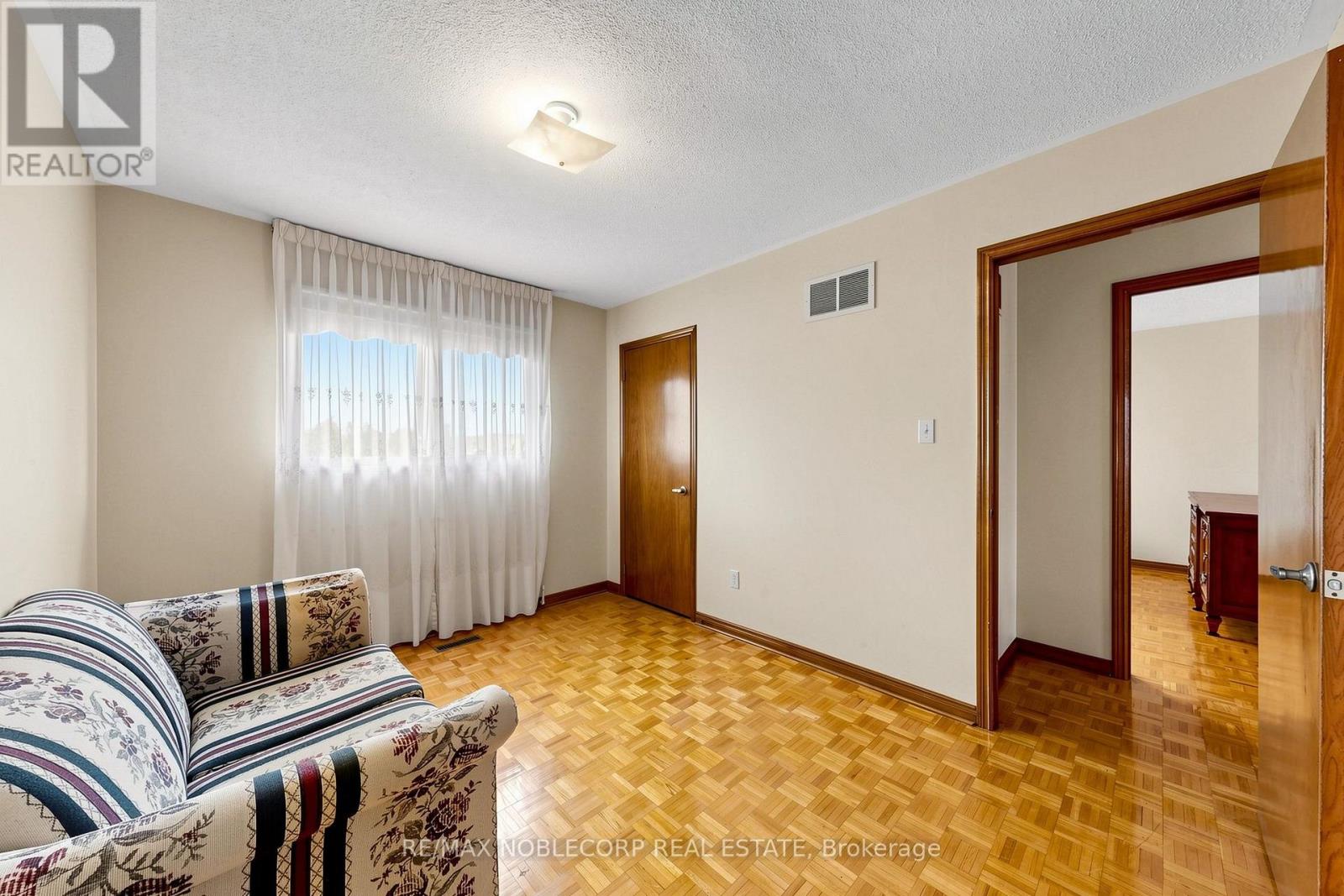 162 VENETIAN CRESCENT - 27