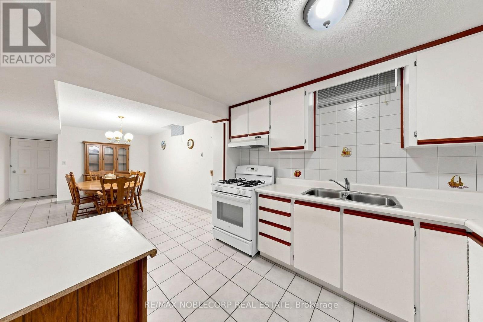 162 VENETIAN CRESCENT - 39