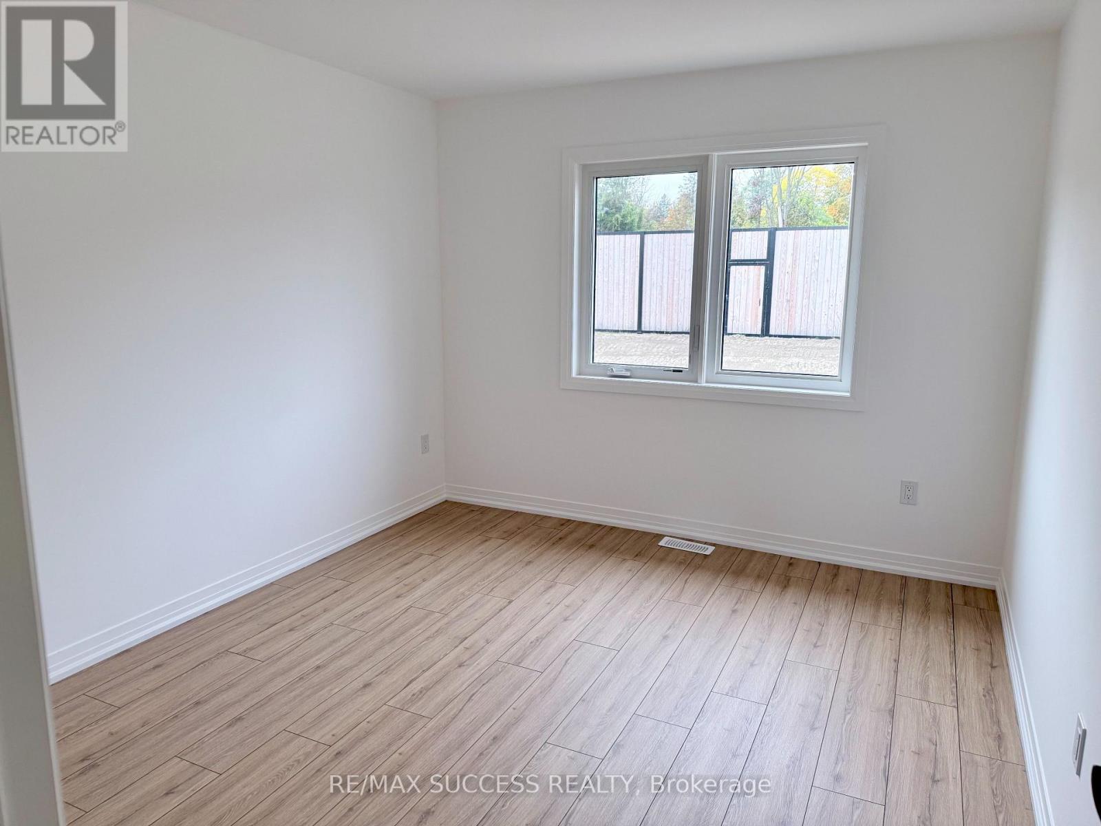 89 FLAN Boulevard, Barrie photo 4