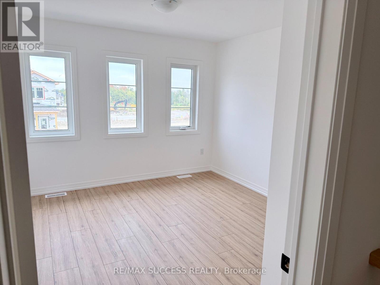 89 FLAN Boulevard, Barrie photo 8