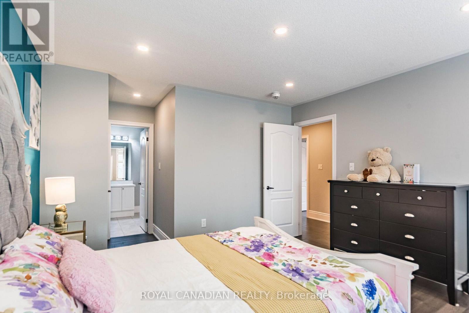 13 ISLAND GROVE - Image 32