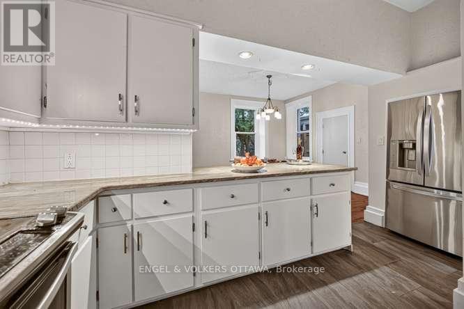 716 KING STREET W - 23
