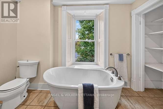 716 KING STREET W - 37