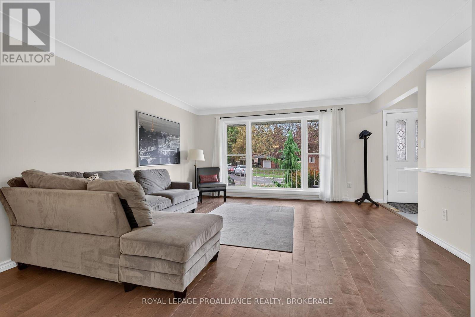 383 BERNICE DRIVE - Image 8