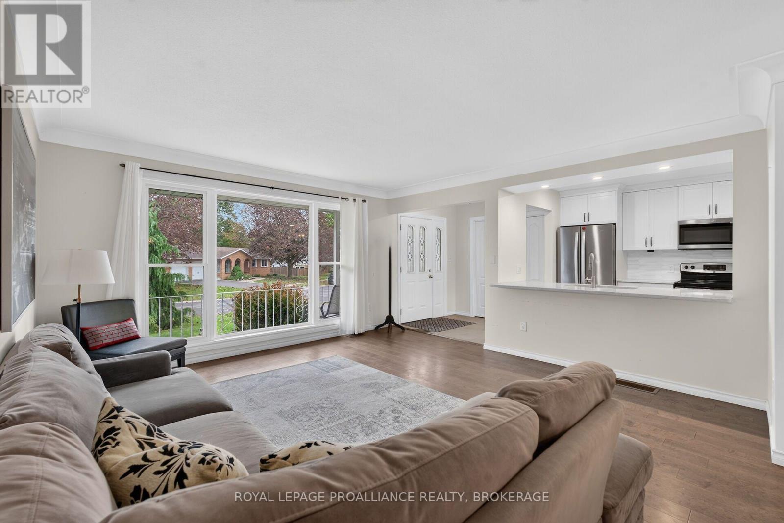 383 BERNICE DRIVE - Image 9