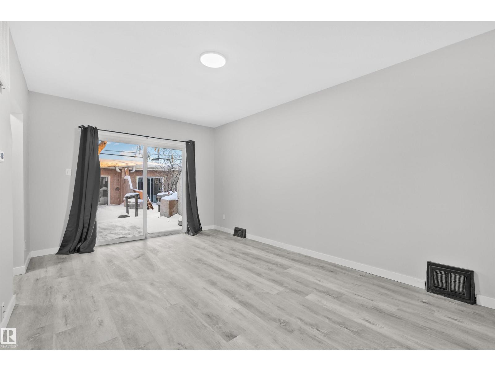 #2 10049 154 St NW photo 2 — MLS® E4511422