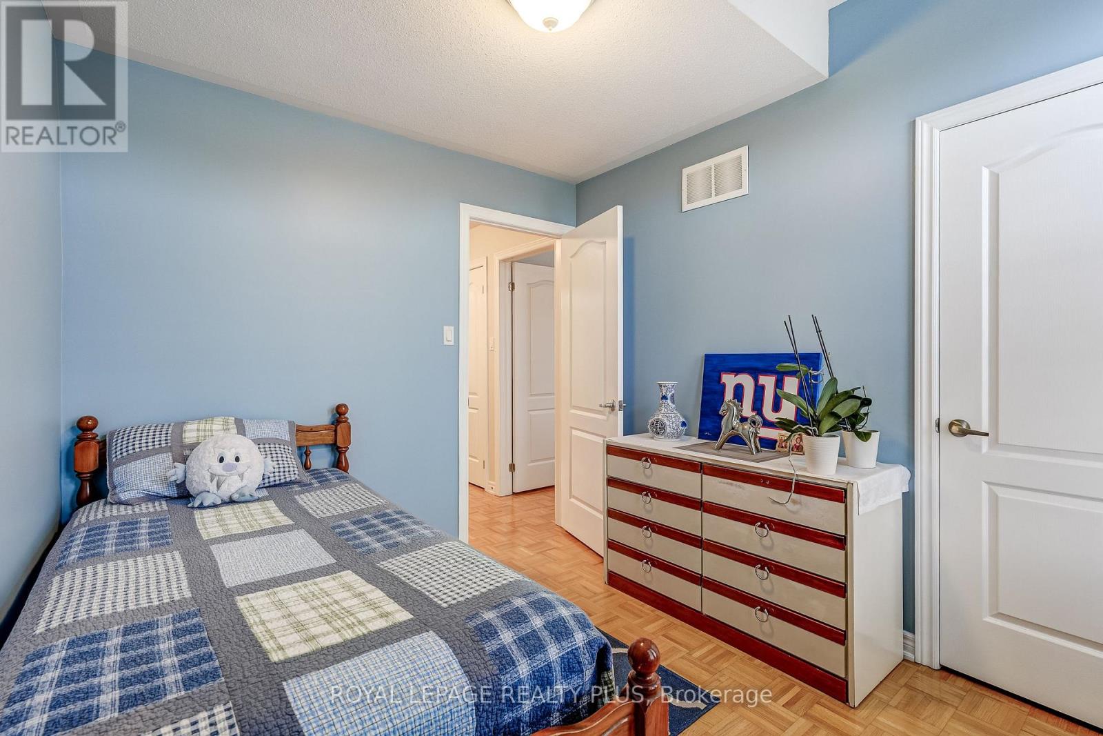 172 LAUDERDALE DRIVE - 12
