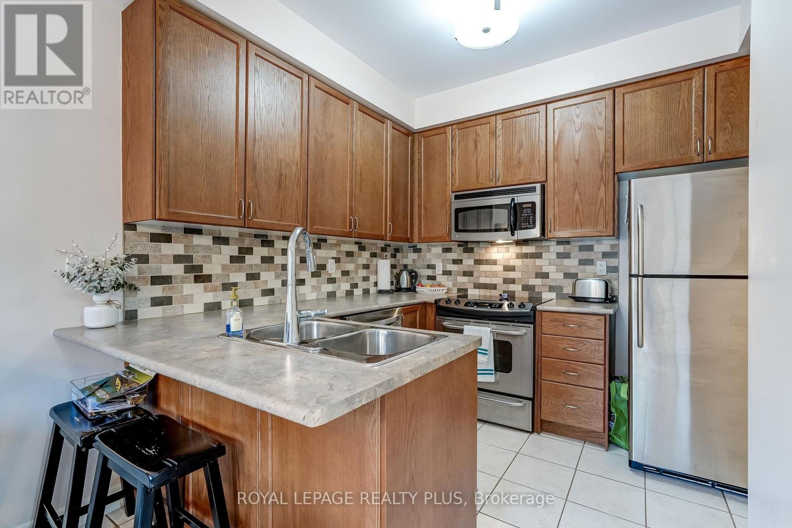 172 LAUDERDALE DRIVE - 7