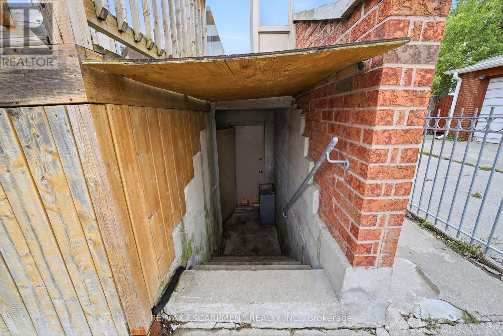277 HARVIE AVENUE - 46
