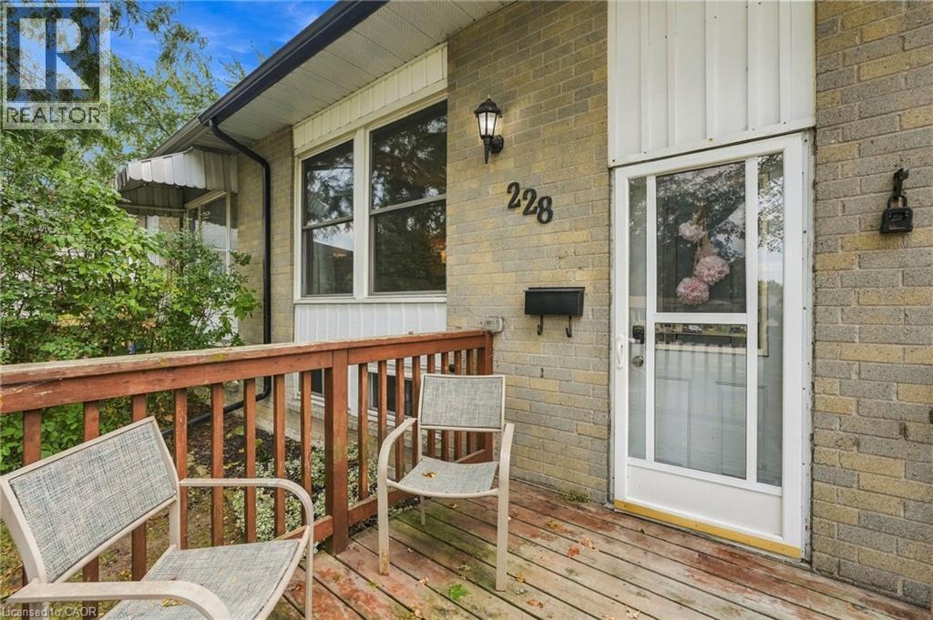 228 GOLDEN ORCHARD Drive, Hamilton — photo 2