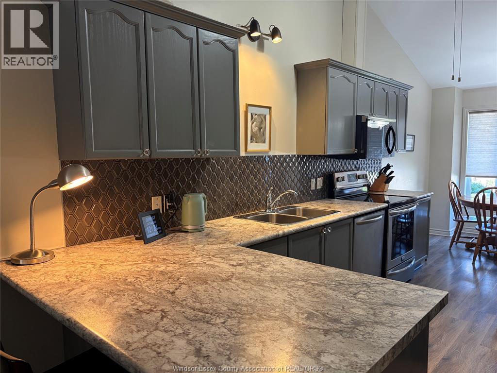 24 ERIE GLEN CRESCENT, Leamington — photo 2