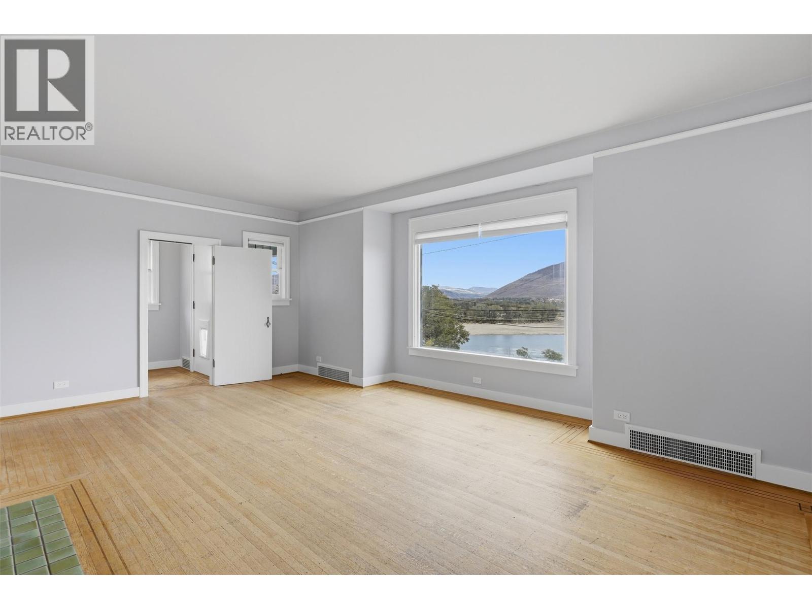 275 SEYMOUR W Street - 9