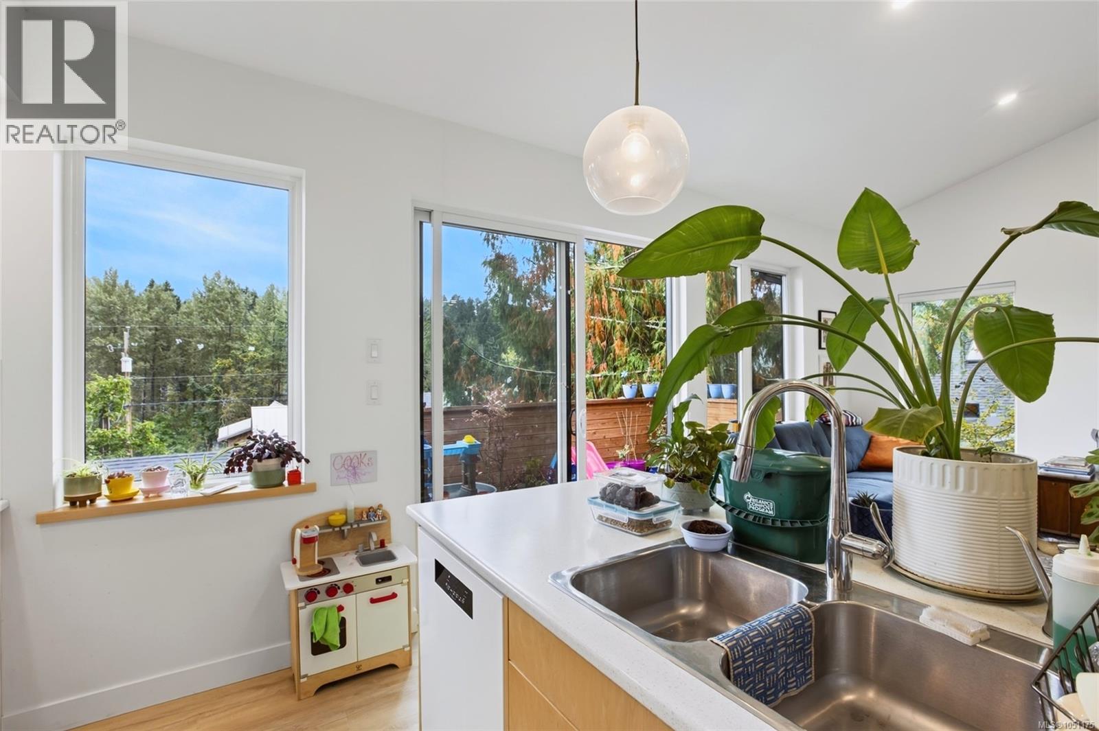 2522 Dunsmuir Ave - 11