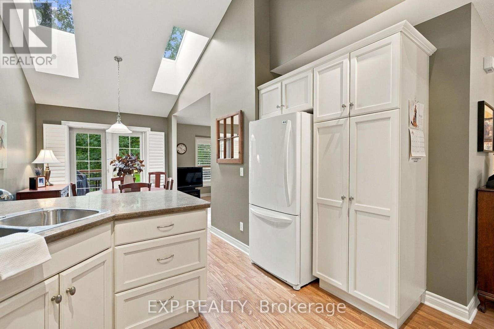 #22 3241 MONTROSE ROAD - 16