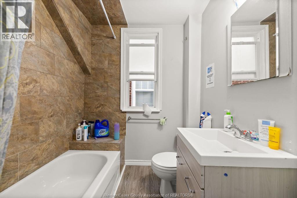 1537 HOWARD - 15