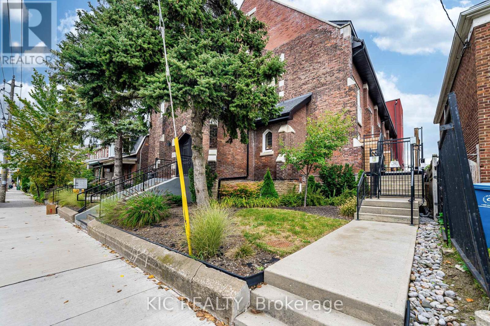 #111 1183 DUFFERIN STREET - 35