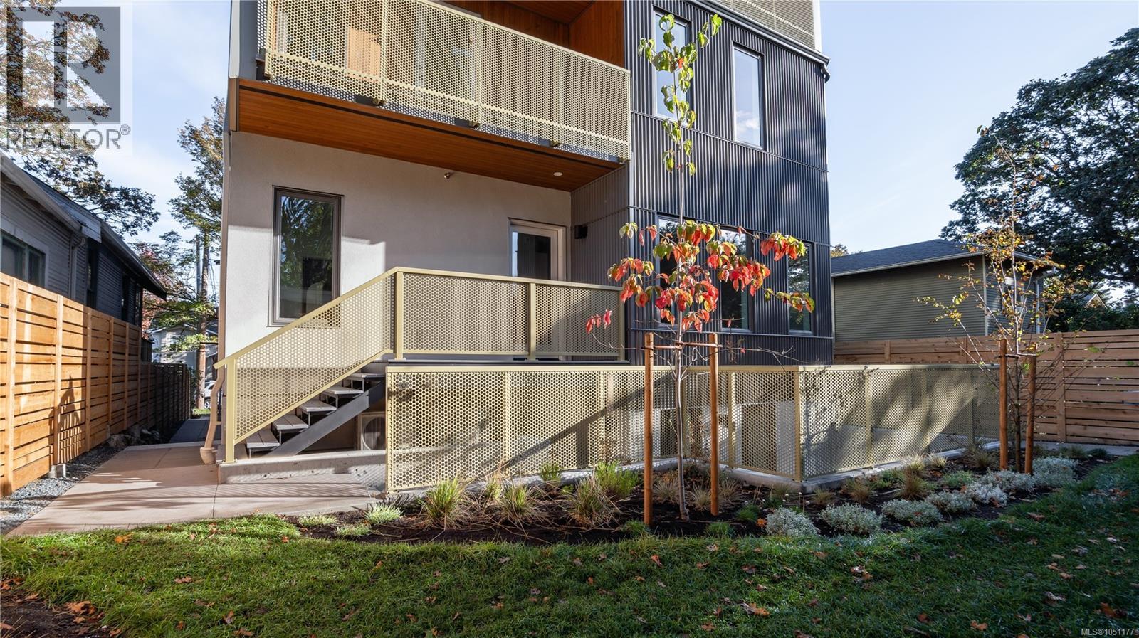 #4 1721 Adanac St - 10