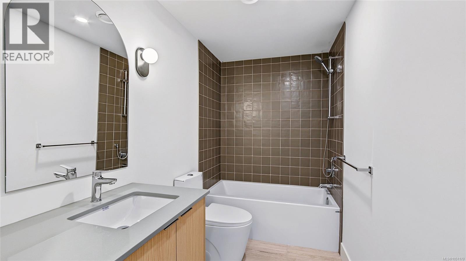 #2 1721 Adanac St - 25