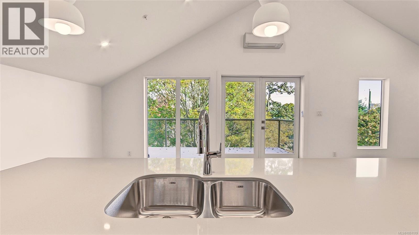 #2 1721 Adanac St - 9
