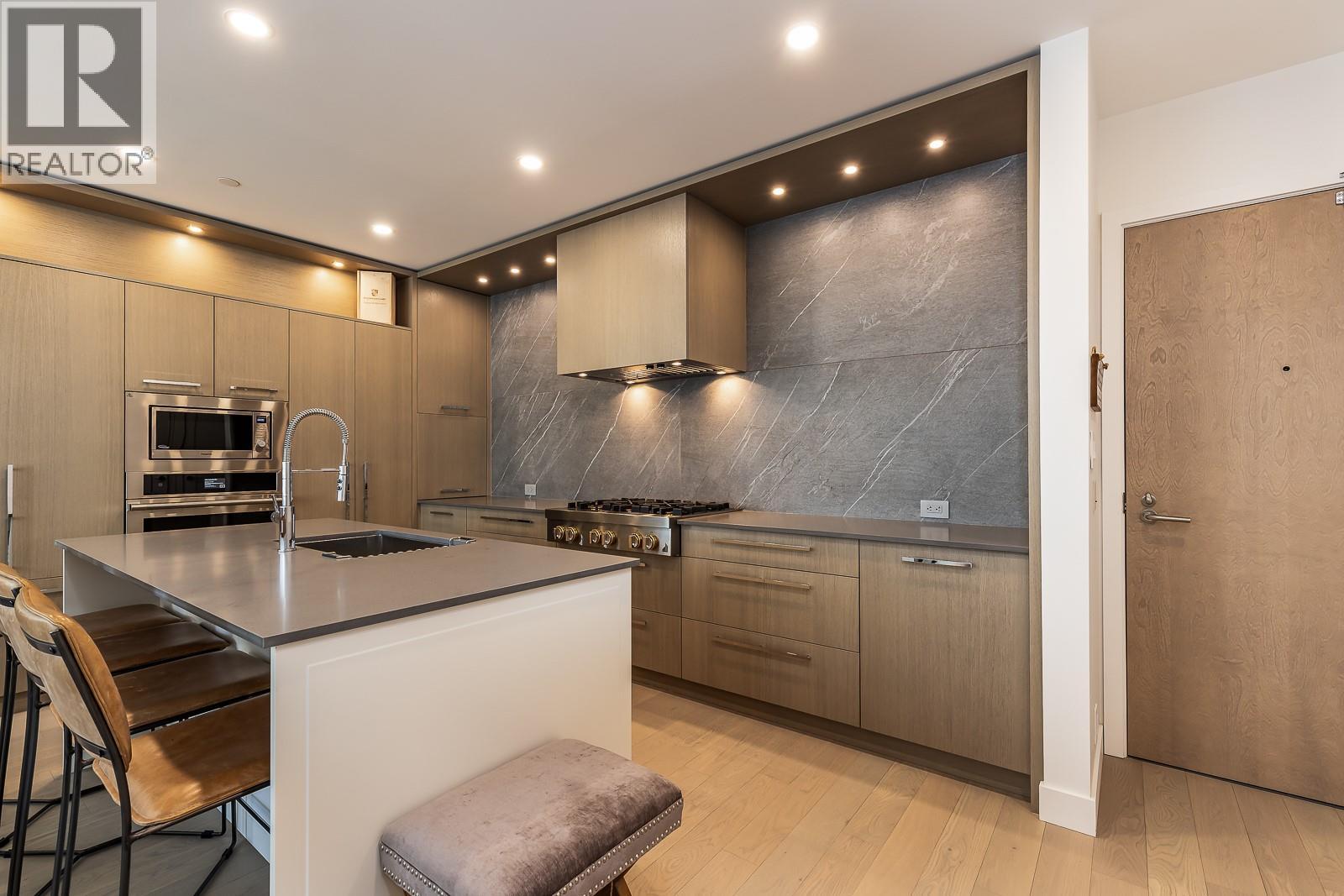 #413 3389 Lakeshore Road - 32