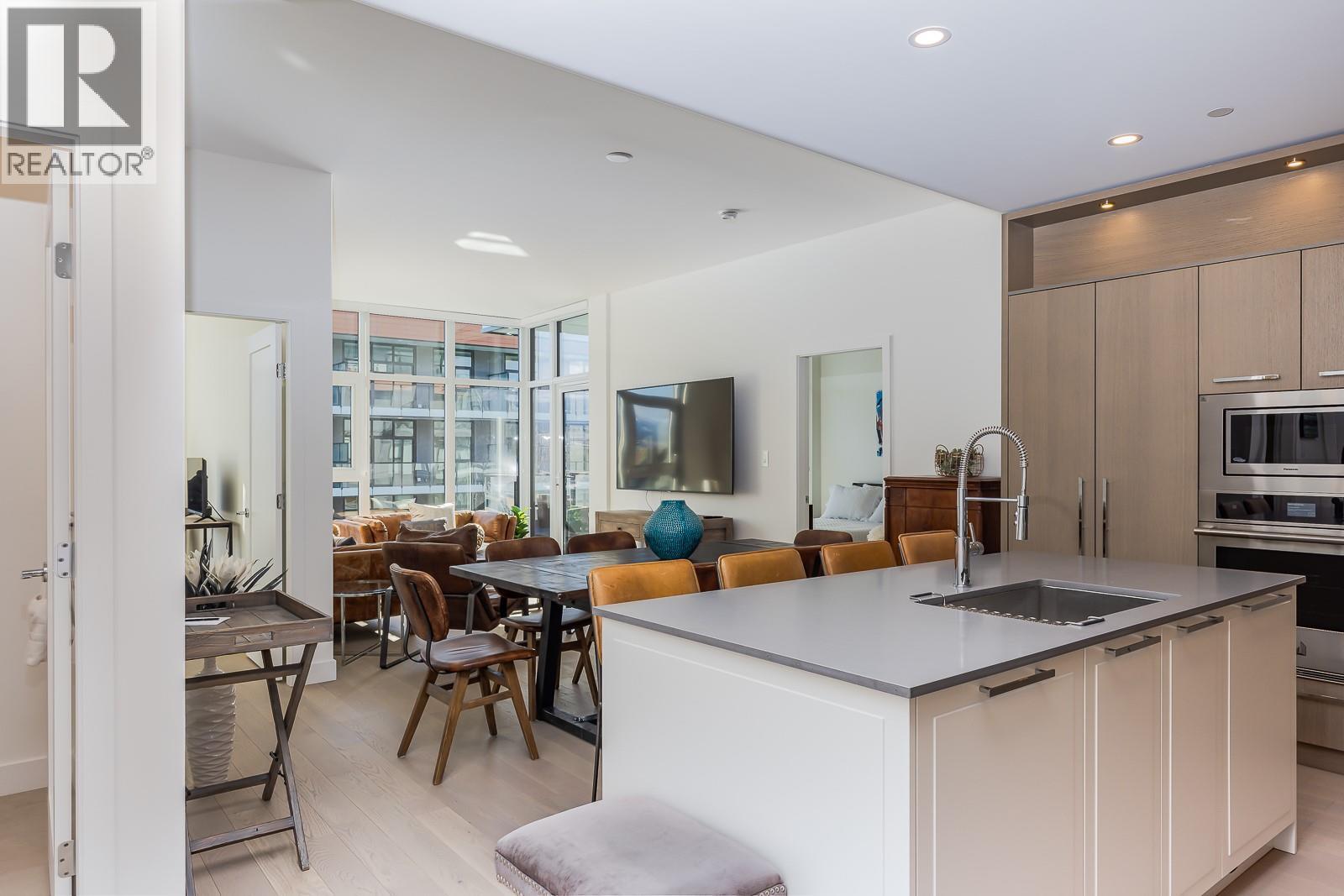 413 3389 Lakeshore Road, Kelowna