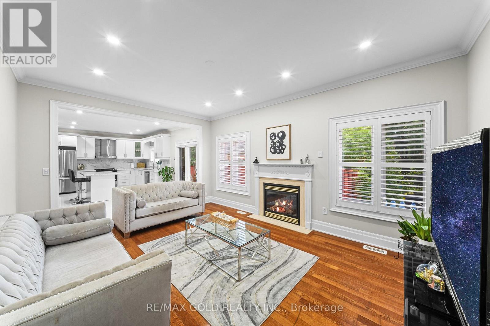 16 REGIS CIRCLE - 12