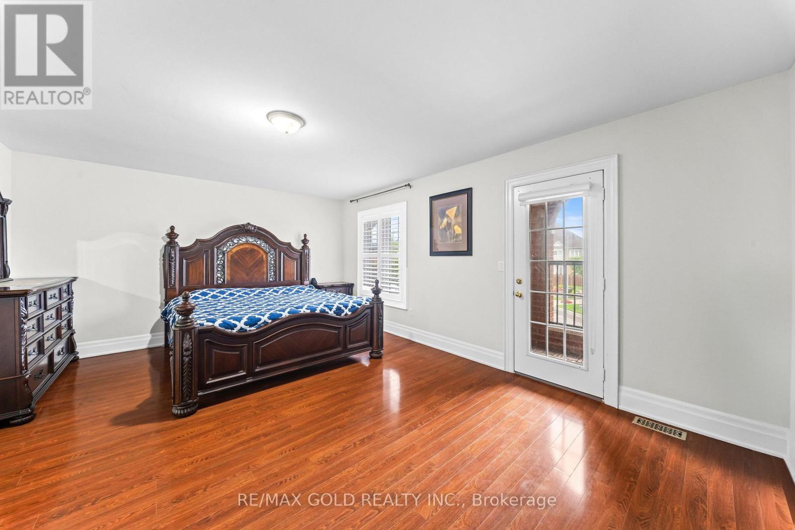 16 REGIS CIRCLE - 16