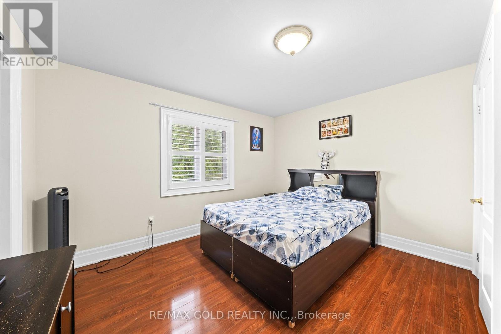 16 REGIS CIRCLE - 18