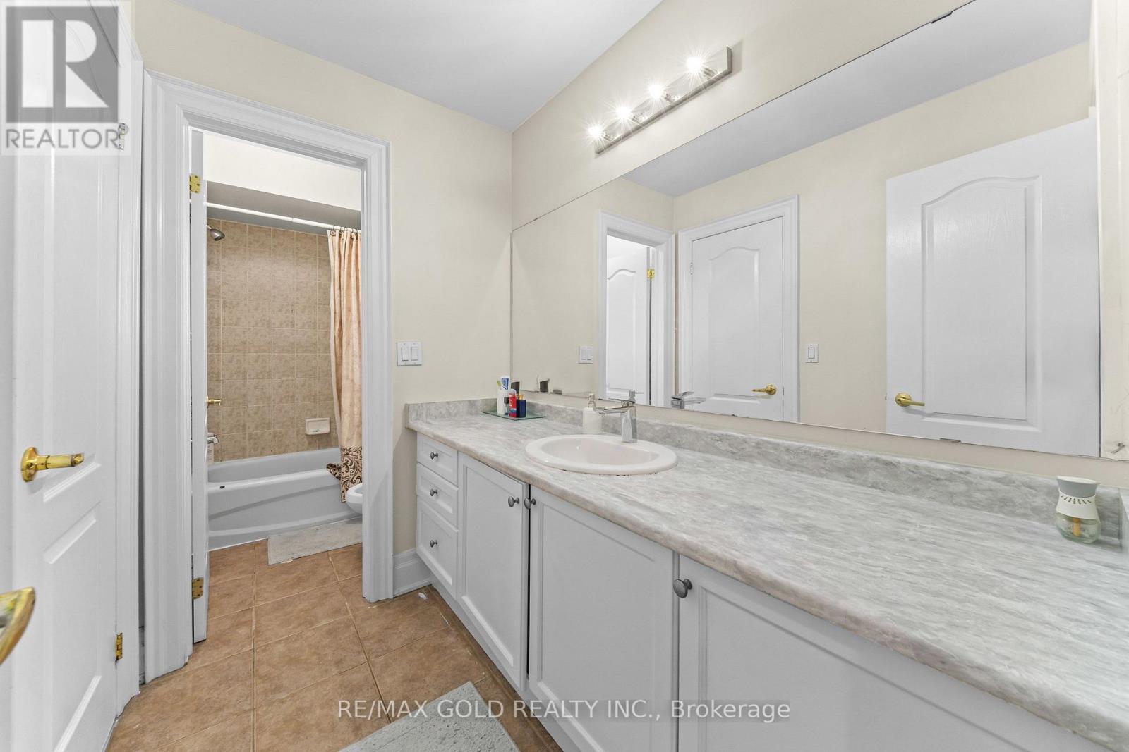 16 REGIS CIRCLE - Image 19