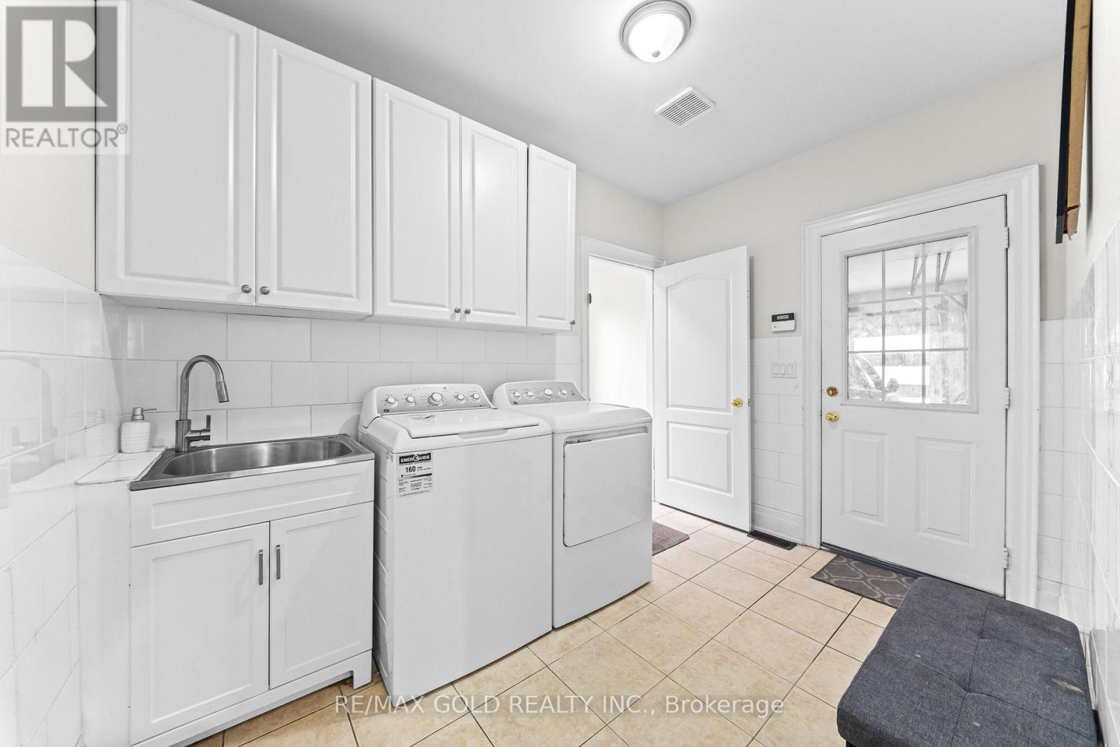 16 REGIS CIRCLE - 24