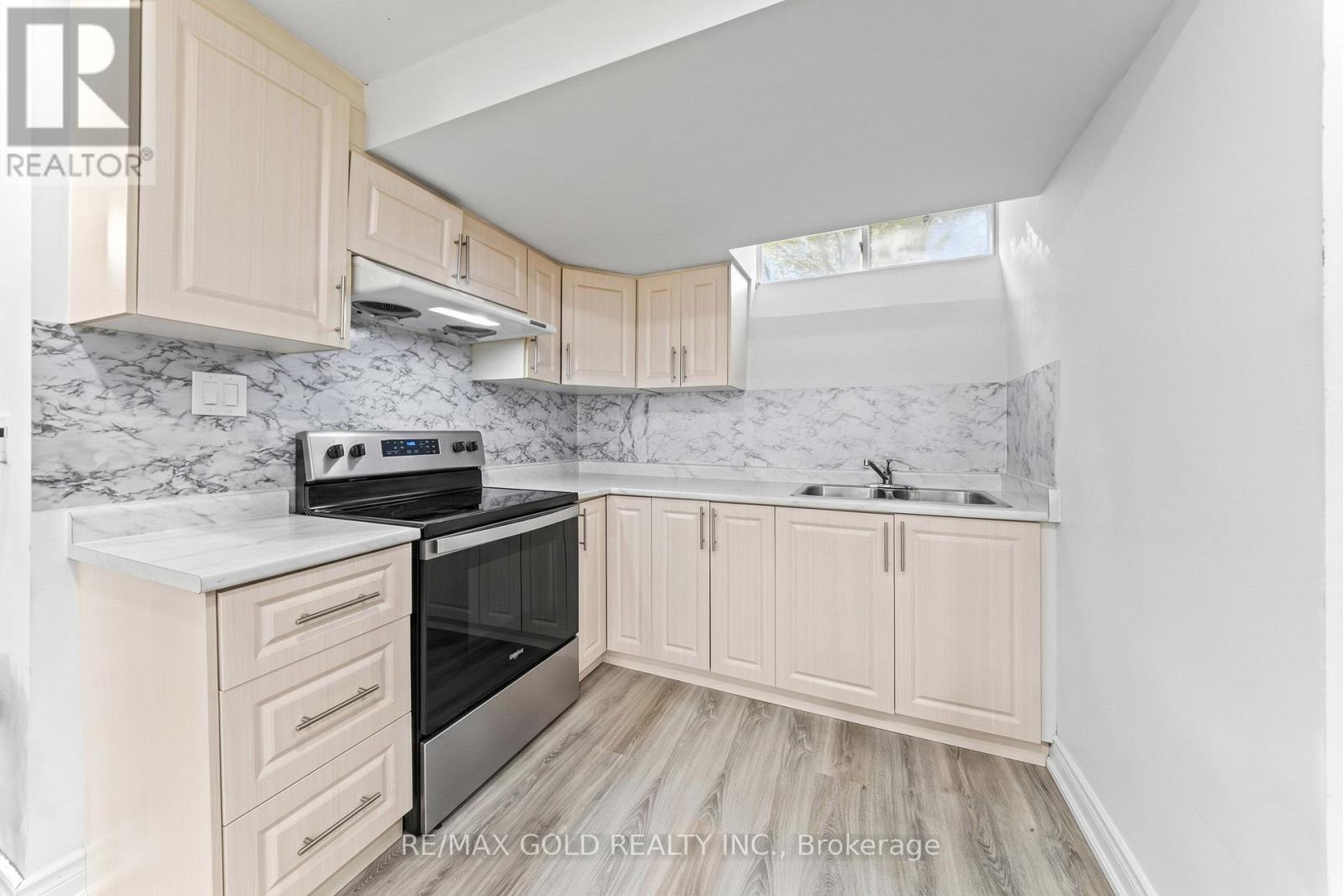 16 REGIS CIRCLE - 26