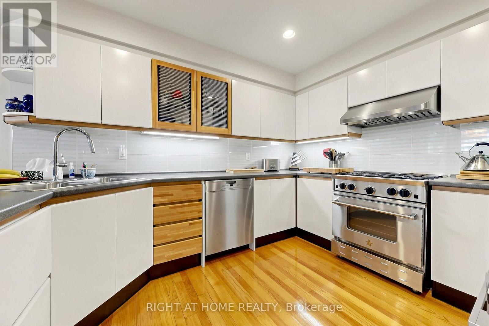 4 Grovetree Road, Toronto, ON photo 16