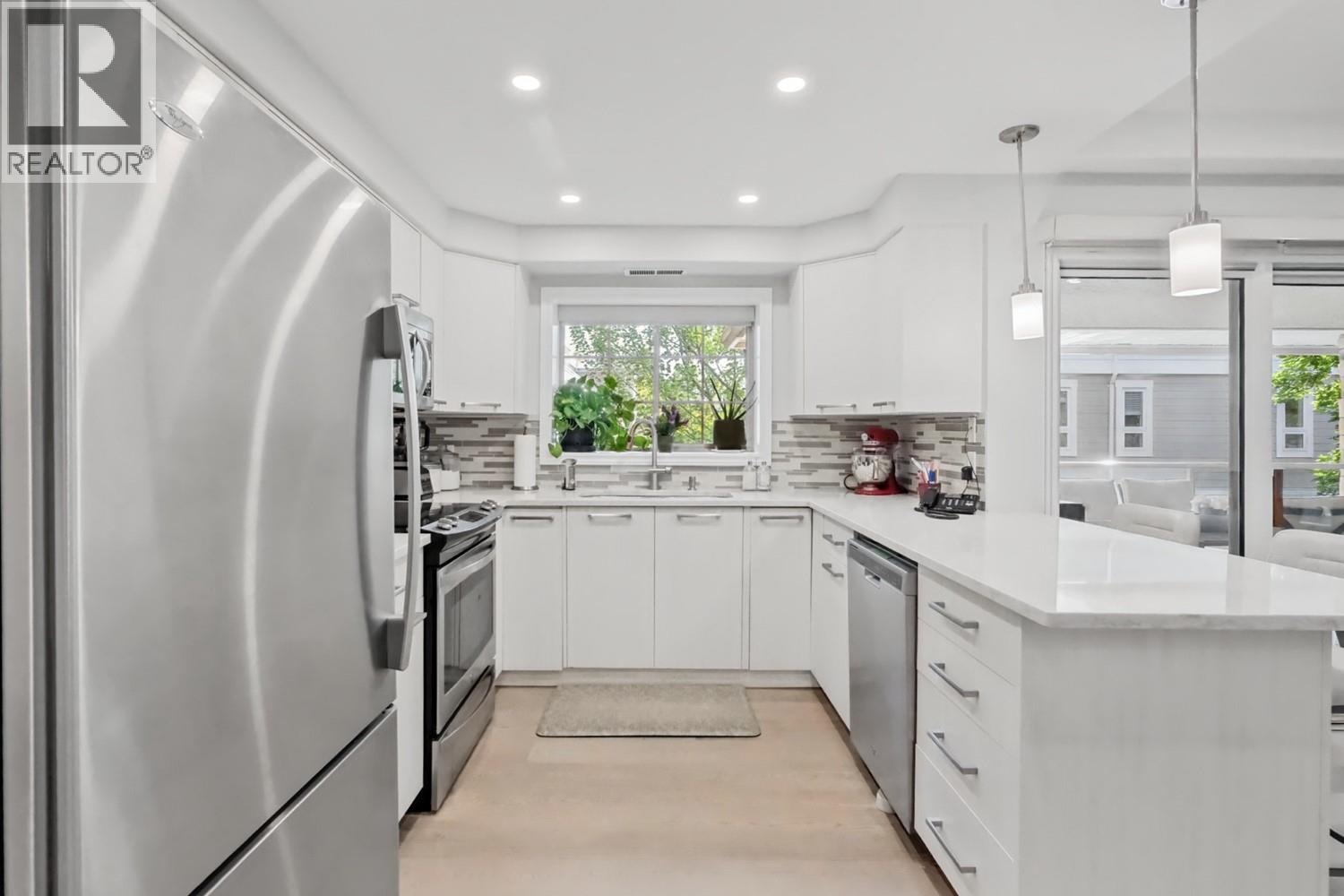 201 3335 Richter Street, Kelowna