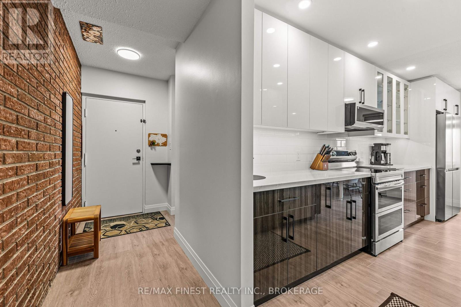 #501 315 REGENT STREET - Image 17