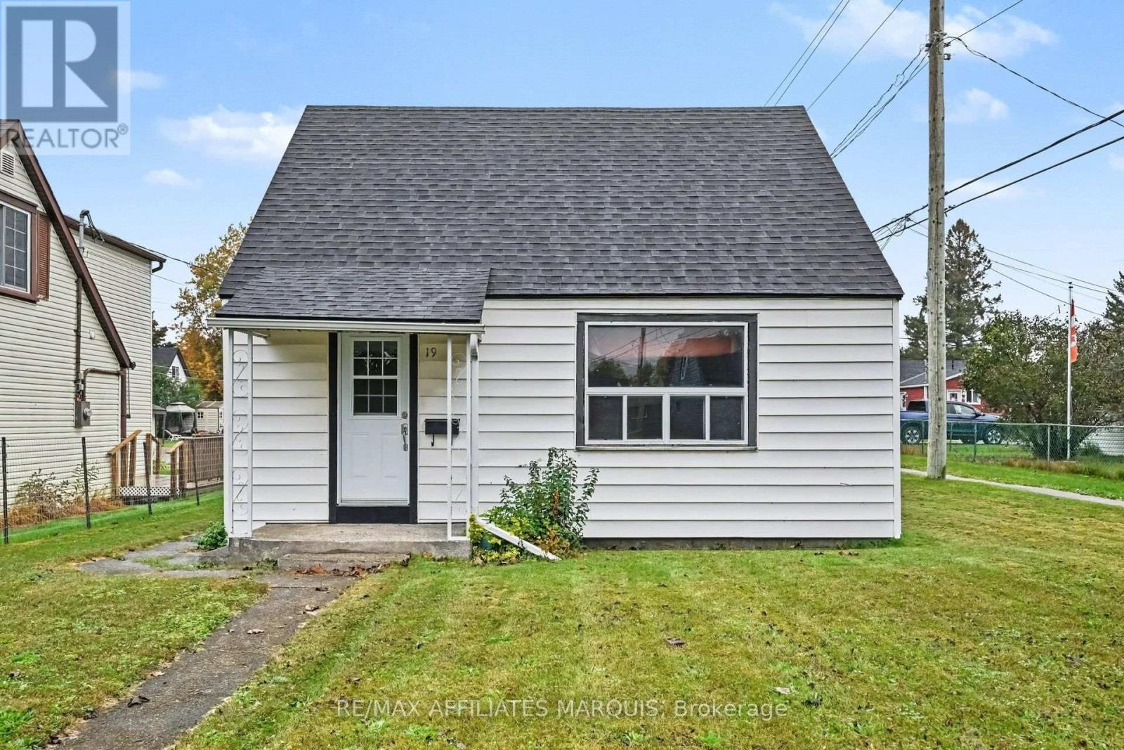 19 CHURCHILL CRESCENT - 1