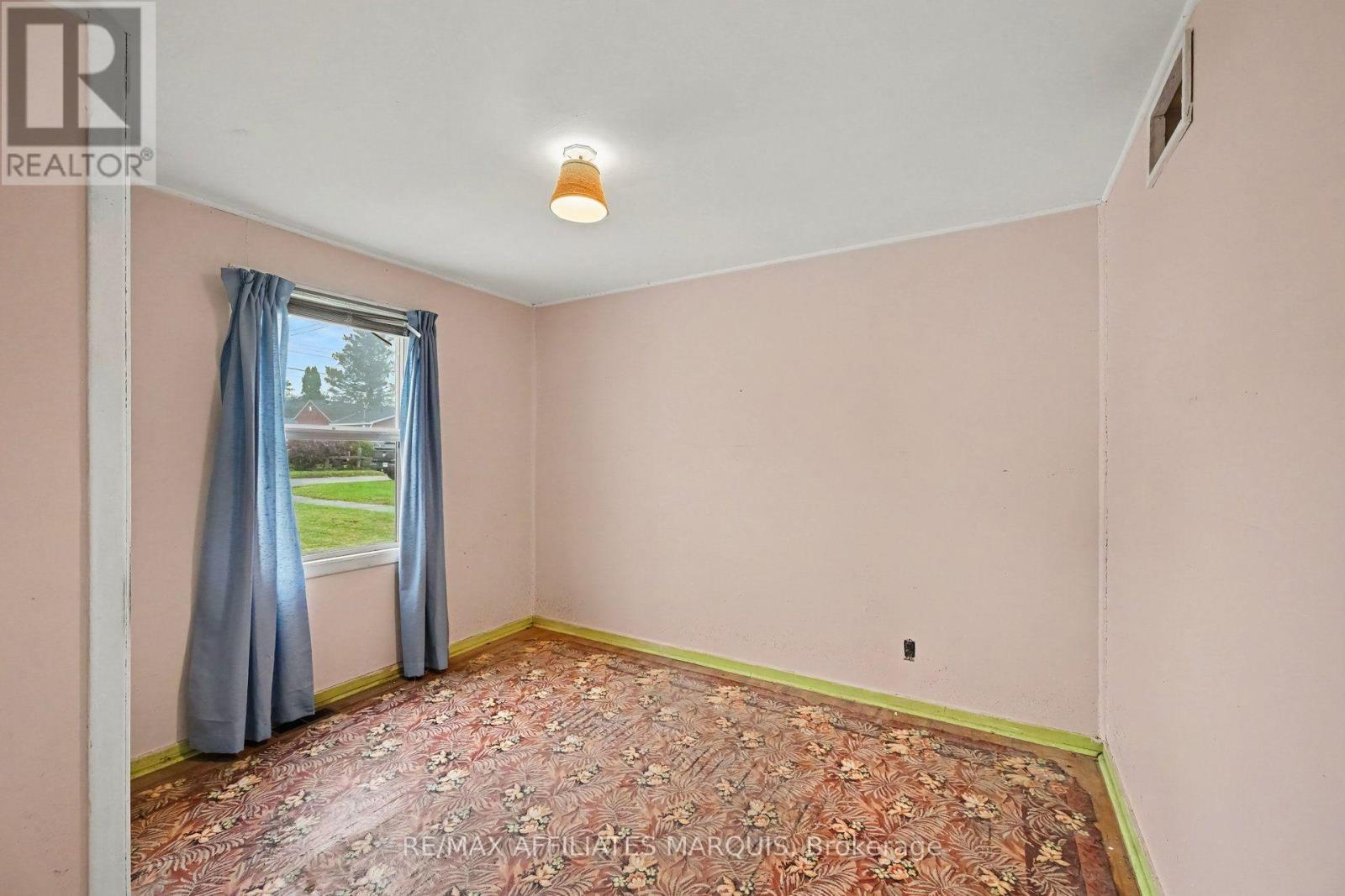 19 CHURCHILL CRESCENT - 12