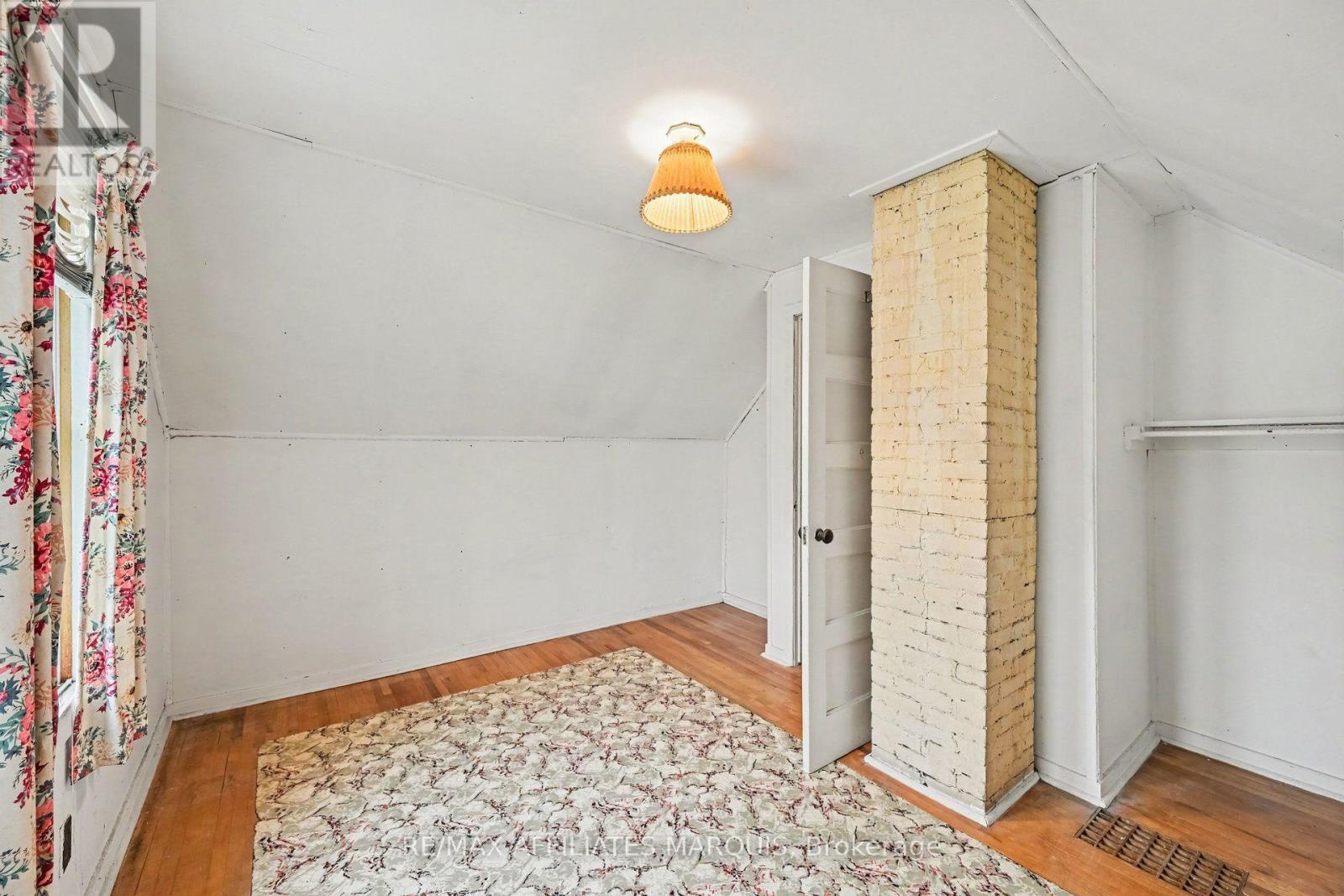 19 CHURCHILL CRESCENT - 22