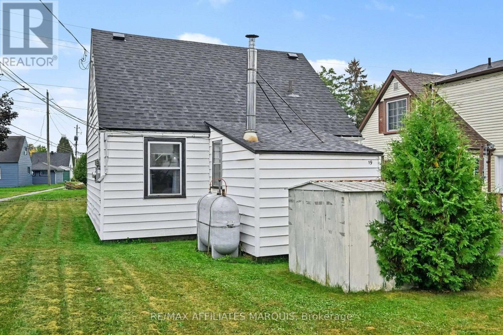 19 CHURCHILL CRESCENT - 27