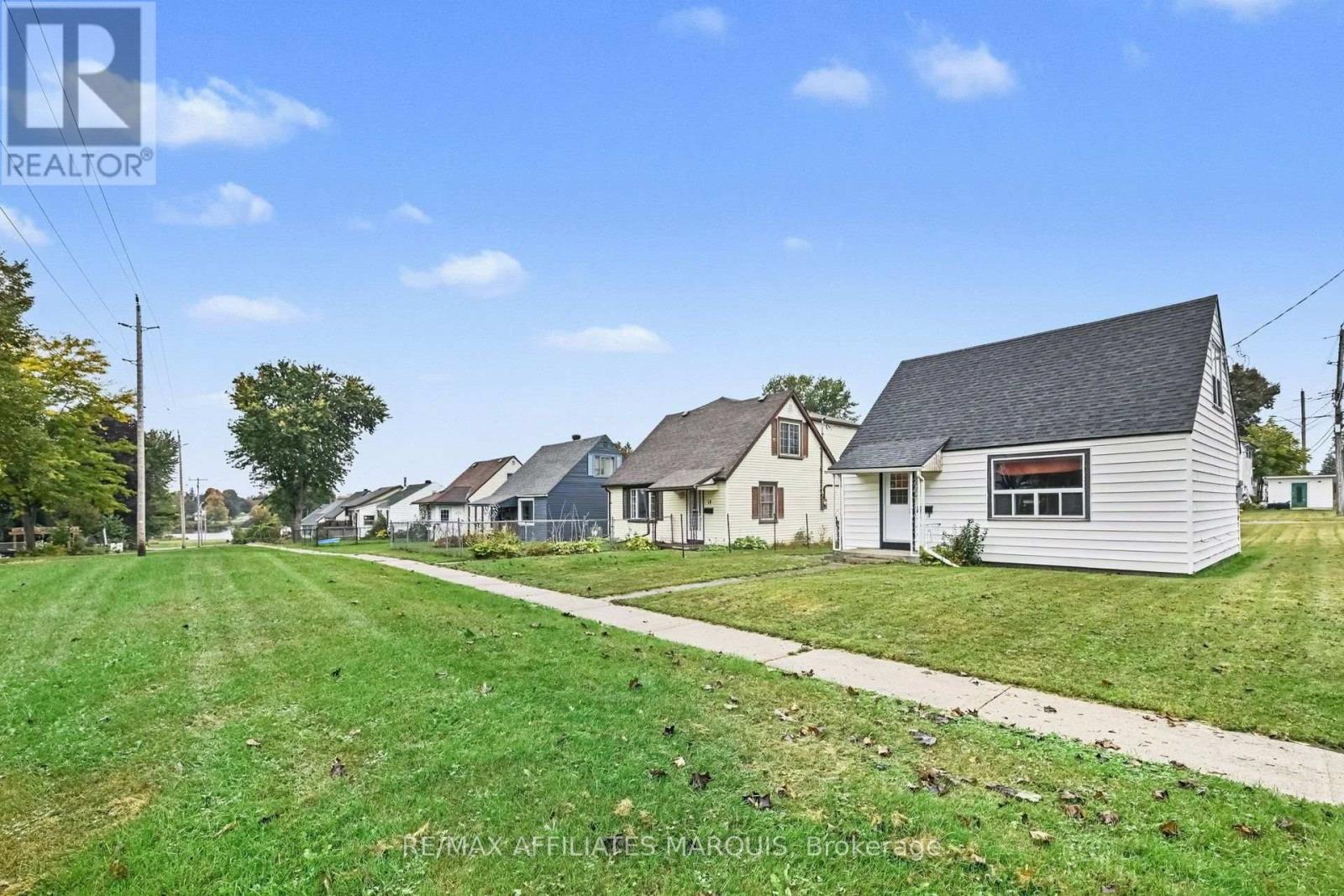 19 CHURCHILL CRESCENT - 28
